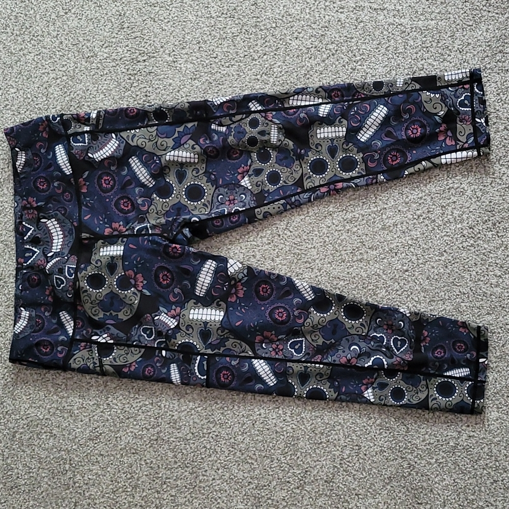 Constantly Varied Gear midnight skulls capri legging size XL